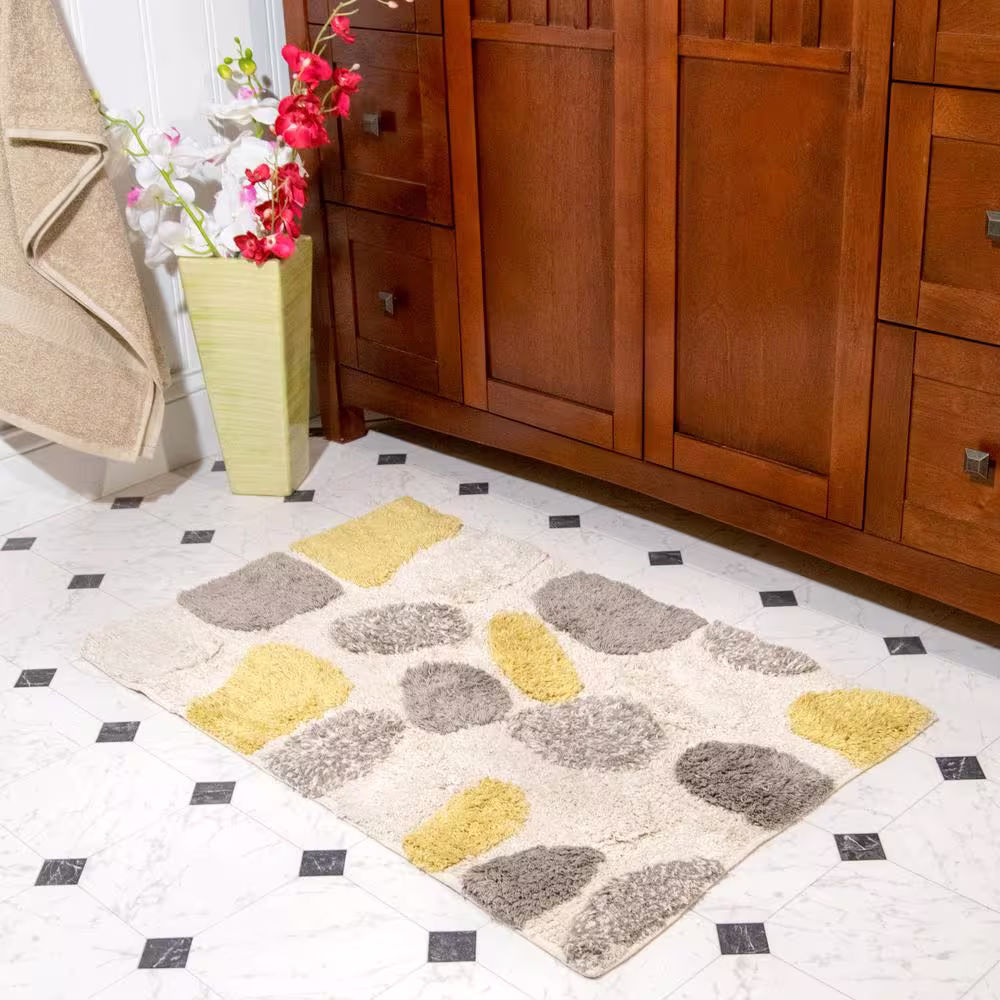Chesapeake Merchandising Pebbles Willow 20 in. x 30 in. Bath Rug