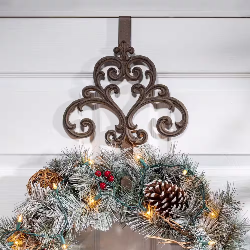 GG COLLECTION Metal Acanthus Wreath Door Hanger